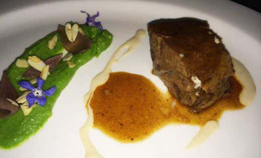 Guancia di bue in casseruola, patate alla borragine e salsa di mandorle