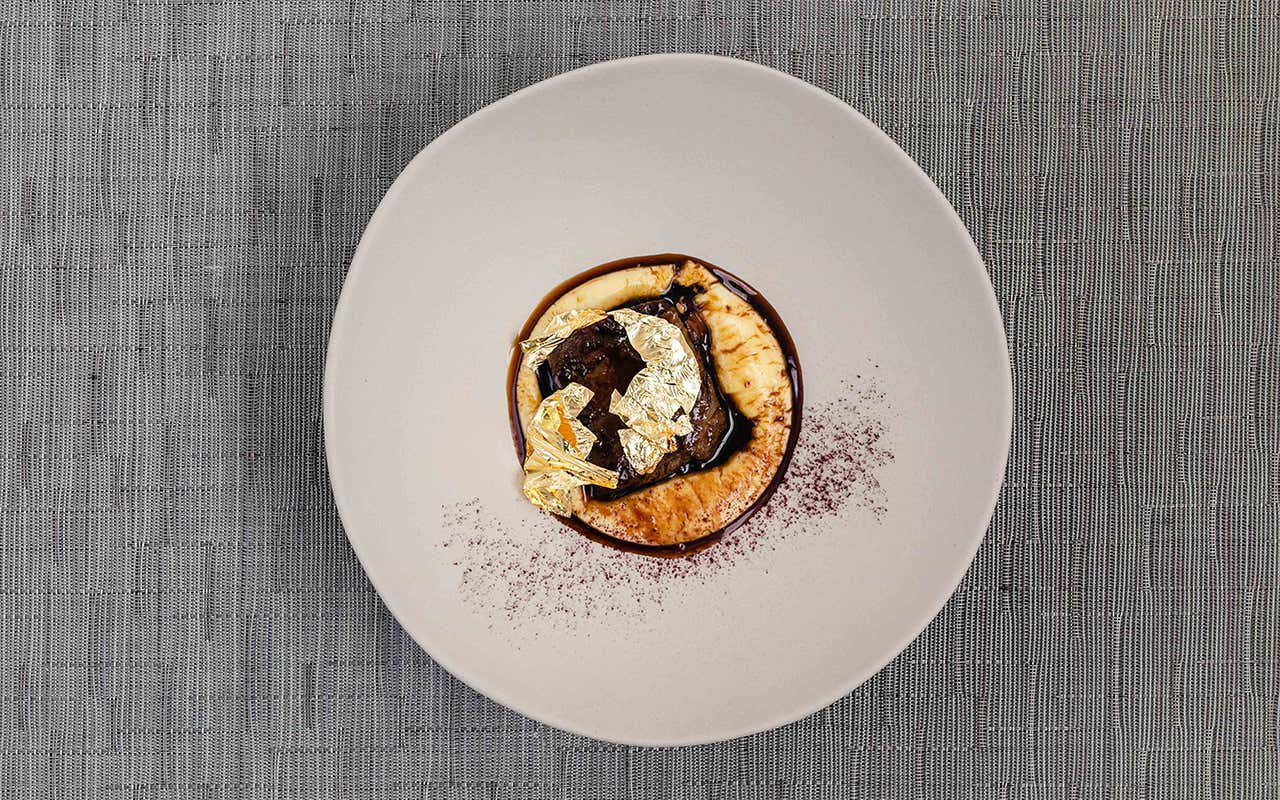 Guancia di vitello, spuma di polenta concia, cacao. Foto: Simona Bruno Armani Hotel Milano compie 10 anni e festeggia con i piatti cult del decennio