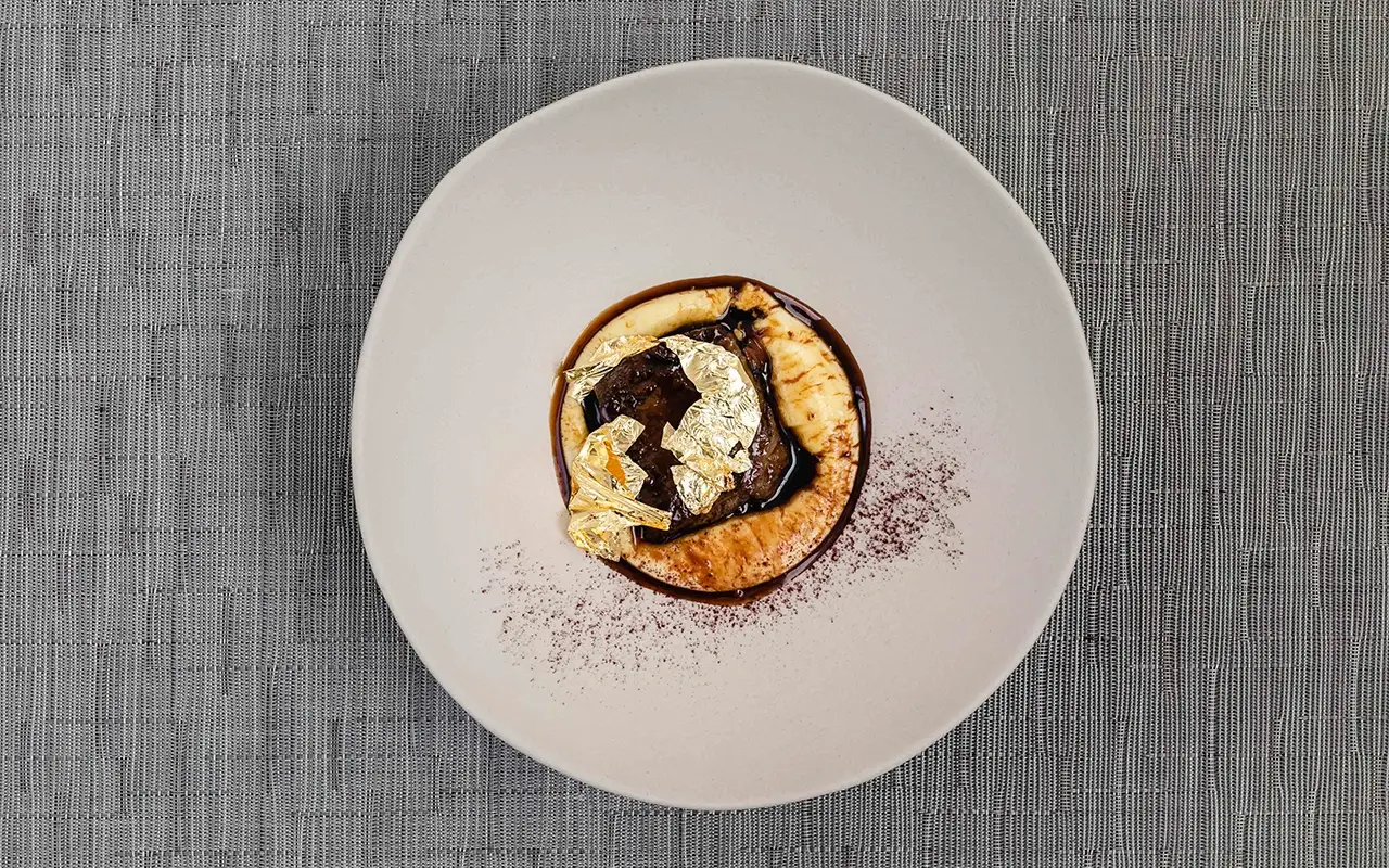 Guancia di vitello, spuma di polenta concia, cacao. Foto: Simona Bruno Armani Hotel Milano compie 10 anni e festeggia con i piatti cult del decennio