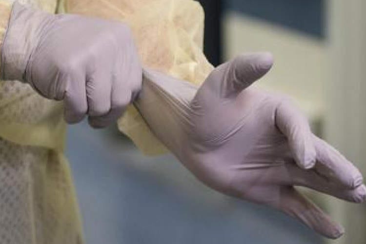 I guanti monouso sono importanti per prevenire il contagio del virus Guanti monouso contro il contagio che può arrivare dalle superfici