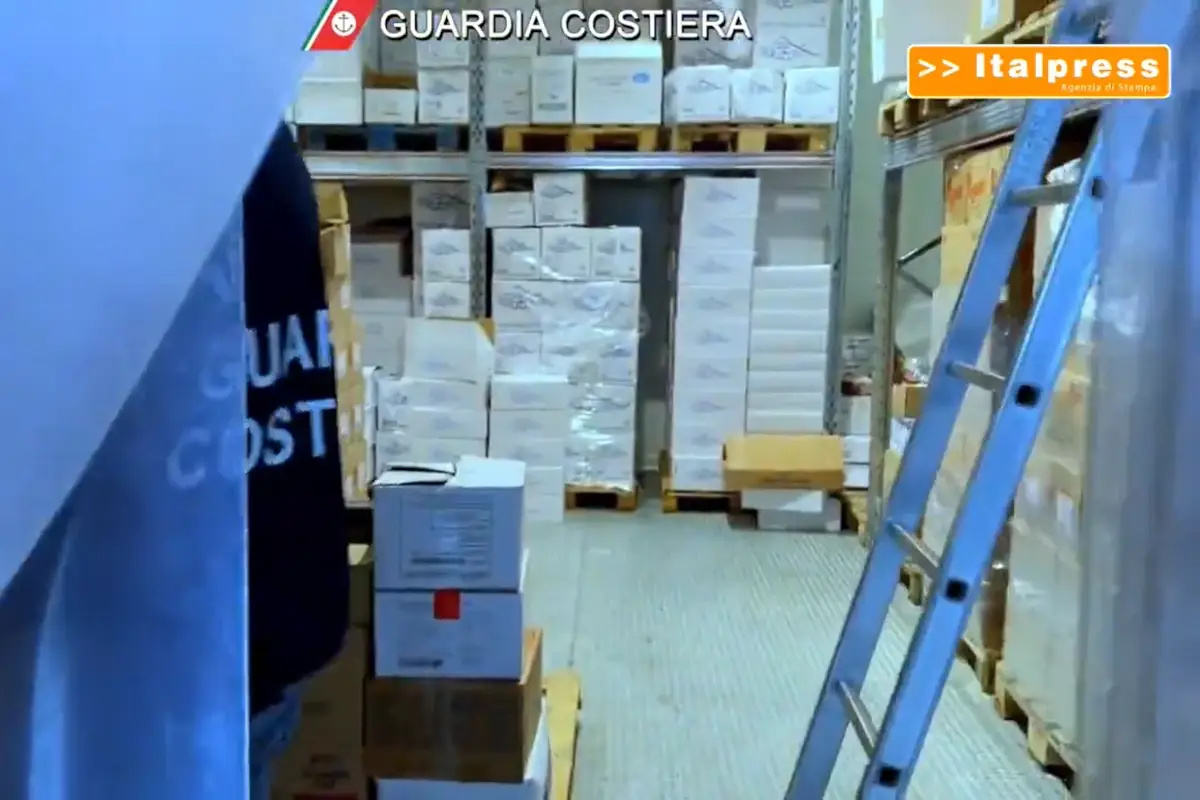 La Guardia Costiera ha sequestrato dieci tonnellate di prodotti ittici in Sicilia La Guardia Costiera sequestra 10 tonnellate di pesce in Sicilia