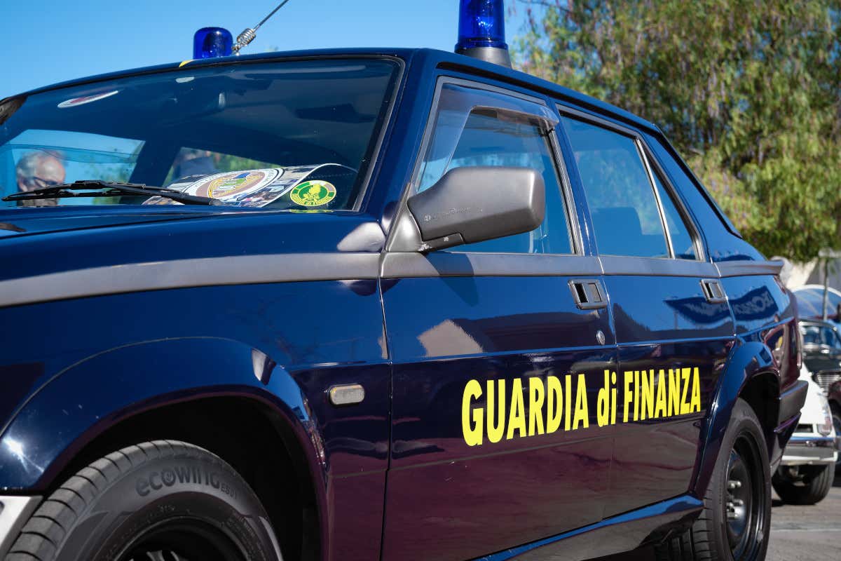 Maxi blitz della Guardia di Finanza a Mestre Mestre, lavoratori in nero in due hotel e cibi scaduti in un minimarket