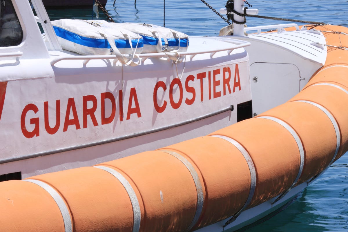 Guardia Costiera, sequestrate 100 tonnellate pesce Guardia Costiera sequestrate 100 tonnellate pesce e multe per 1 milione di euro