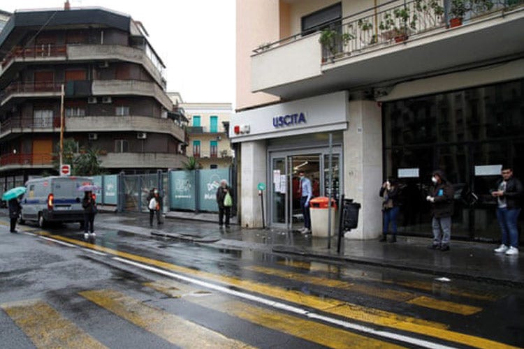 La mafia distribuisce cibo ai cittadini in quarantena in Italia