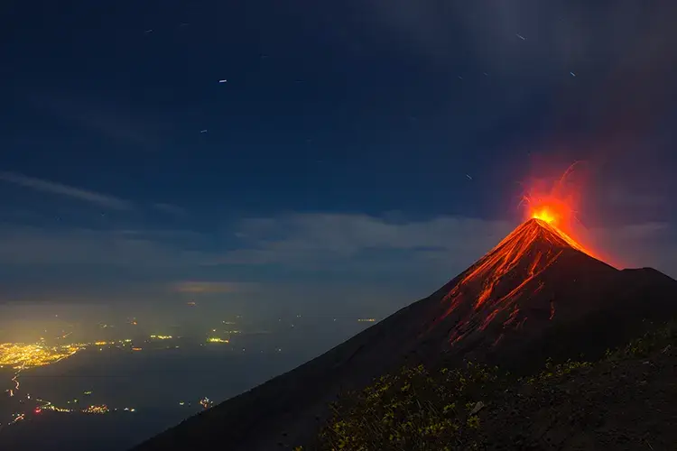 L'eruzione del vulcano Guatemala, le spettacolari immagini del vulcano Acatenango