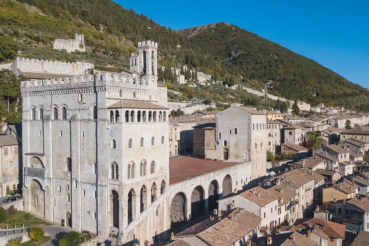 Veduta panoramica di Gubbio con, in primo piano, il Palazzo dei Consoli Gubbio, borgo antico che guarda al futuro del turismo