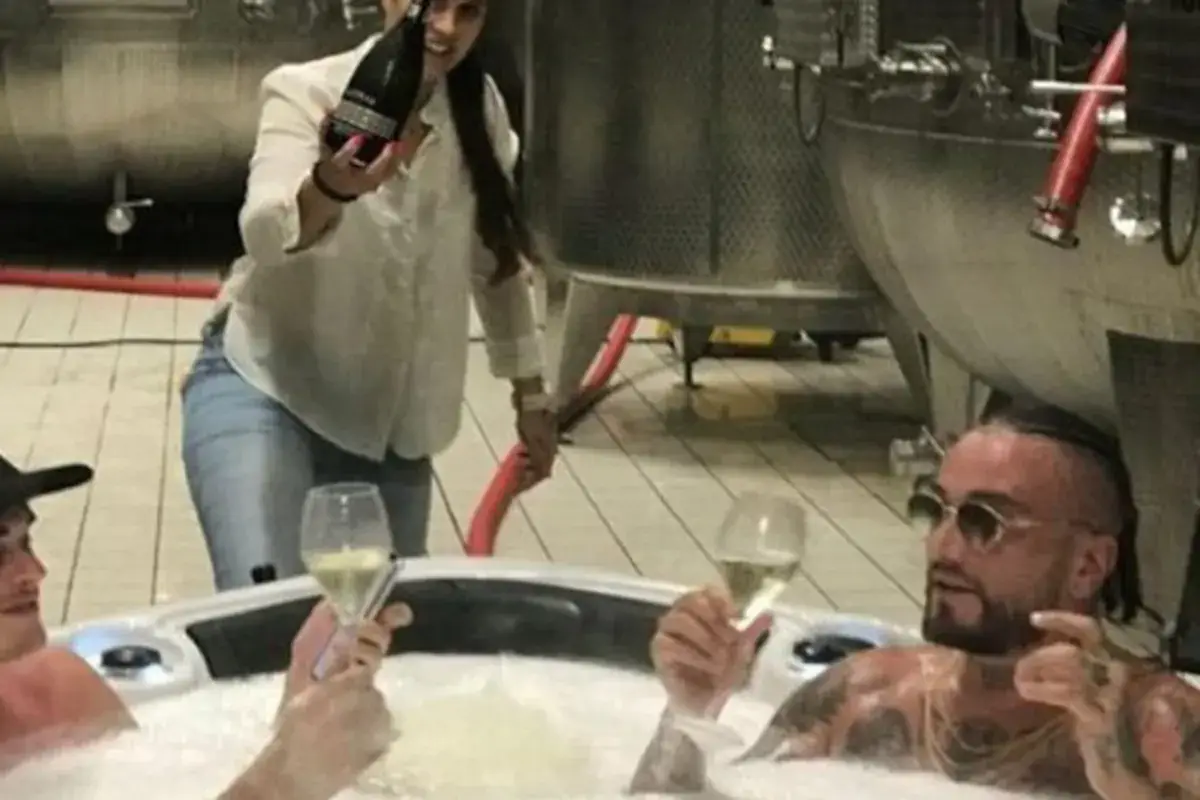 Un fermo immagine del post Instagram diffuso dal rapper Gu&egrave; Pequeno in una vasca di prosecco. Altro che spa, questa &egrave; una