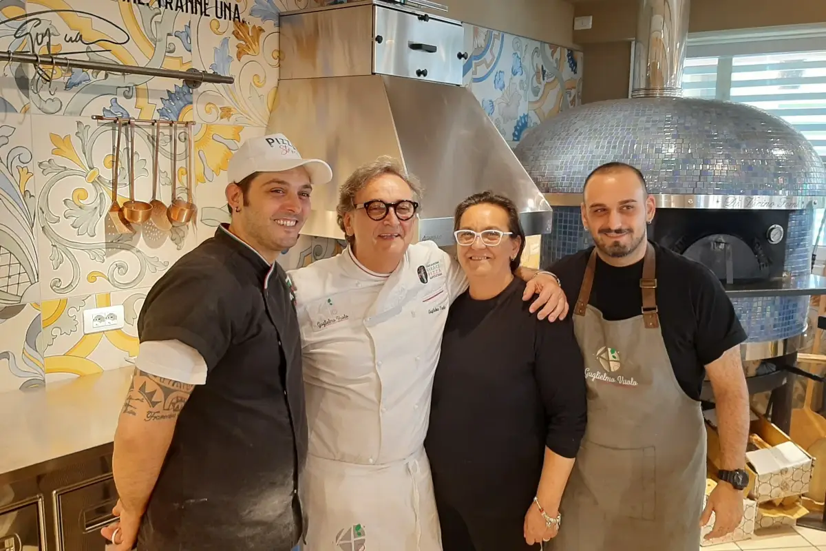 Guglielmo Vuolo in bianco con moglie e figli Venezia, Padova e Verona: alla scoperta di tesori nascosti e delle migliori pizzerie