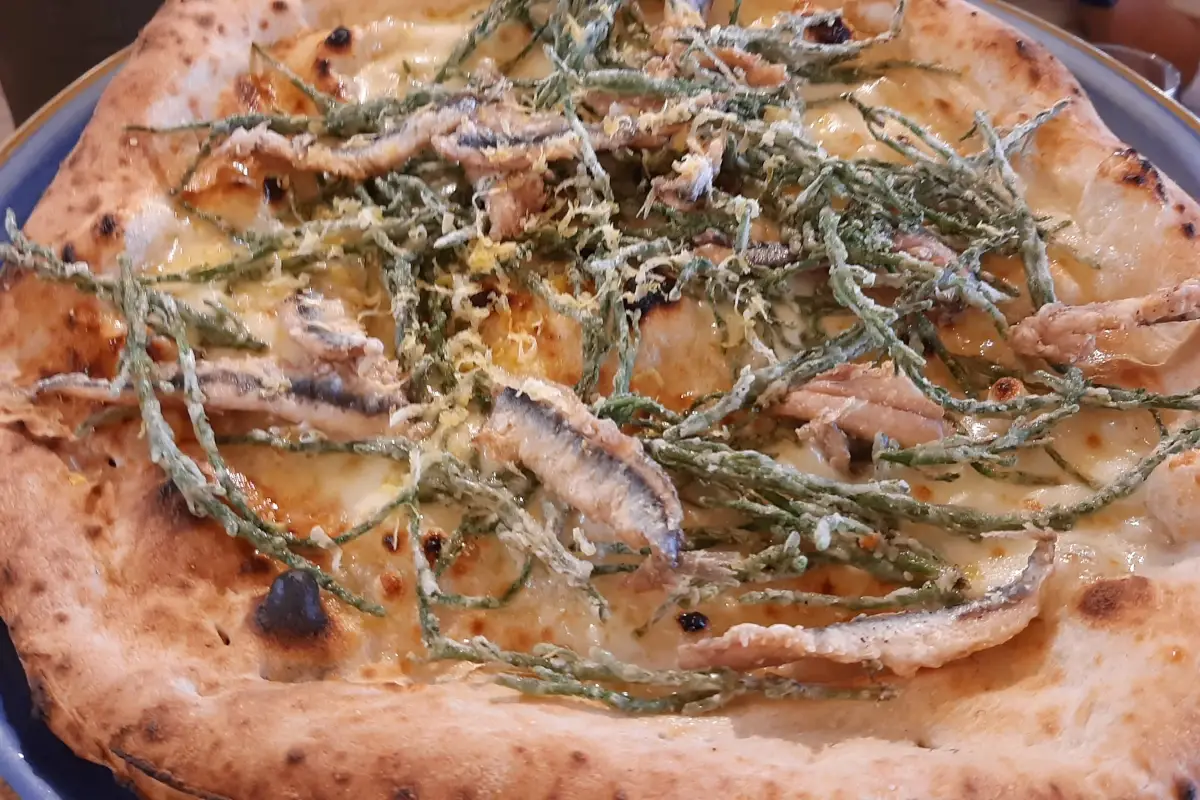 Una pizza della pizzeria Gugliemo ed Enrico Vuolo di Verona Venezia, Padova e Verona: alla scoperta di tesori nascosti e delle migliori pizzerie