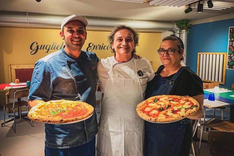 Guglielmo Vuolo, al centro, con il figlio Enrico e la moglie Stefania  Vuolo: «Il futuro della pizza? Carte più corte e delivery»