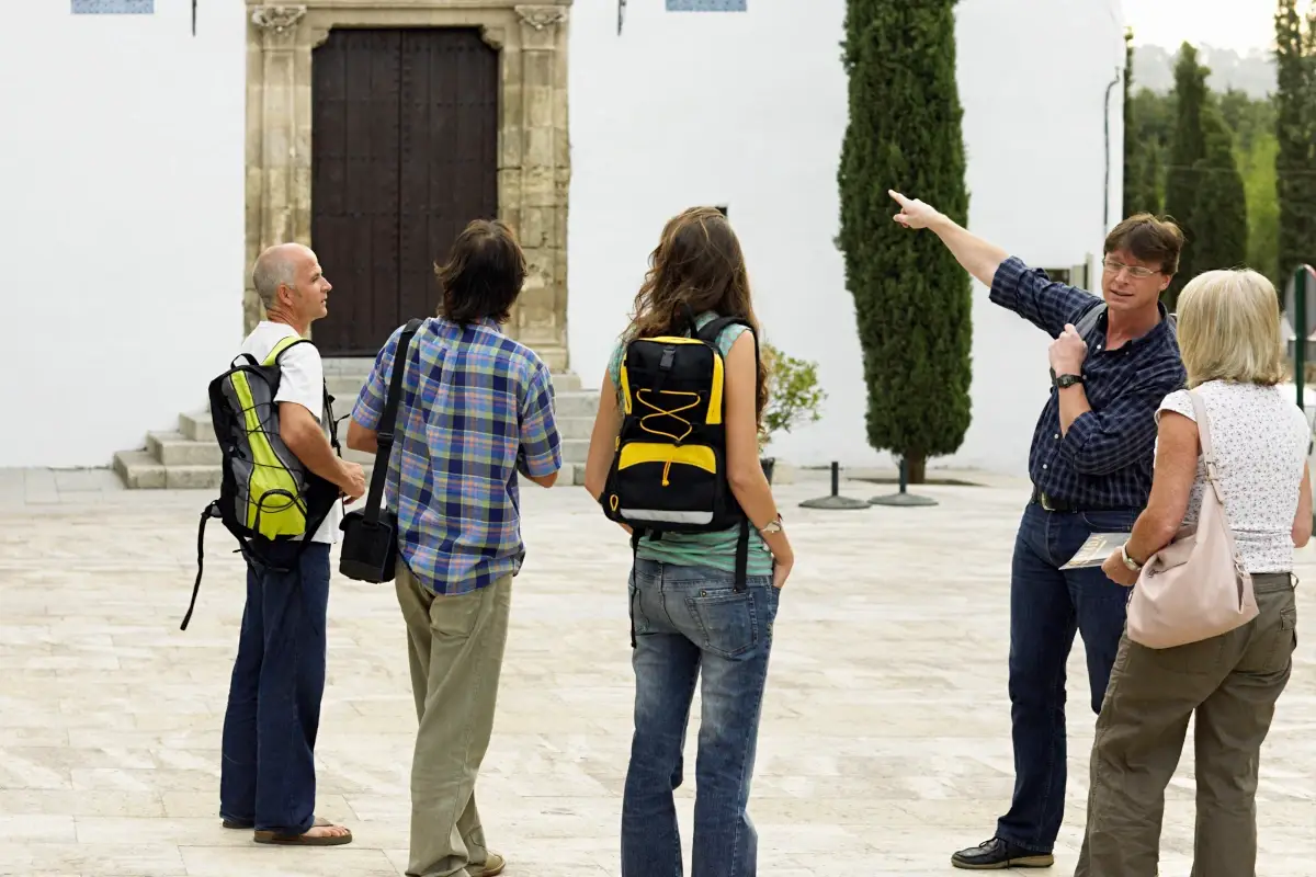 Una guida turistica insieme a un gruppo di visitatori Giornata internazionale della guida turistica: il settore riparte visitando gratuitamente l'Italia