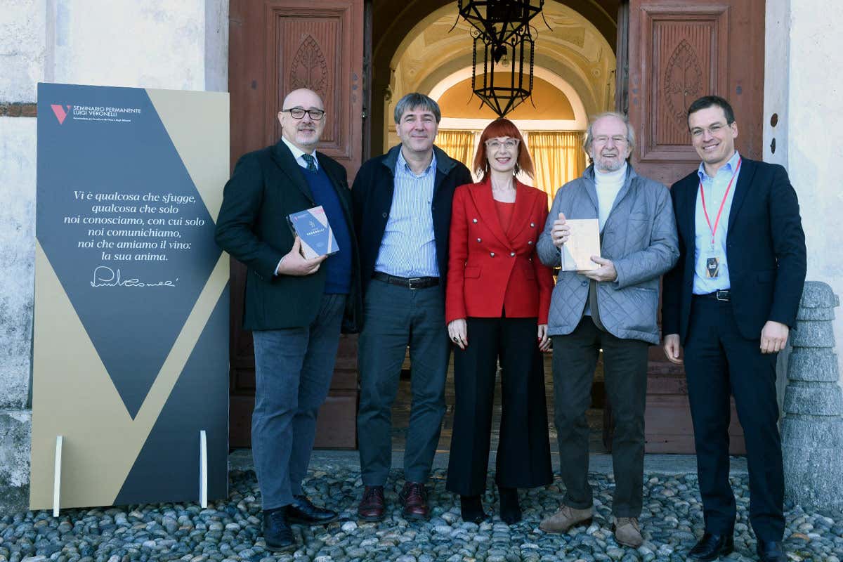 I curatori della guida: Andrea Alpi, Marco Magnoli, Alessandra Piubello, Gigi Brozzoni e Andrea Bonini Racconti in forma di vino: ecco i dieci “Sole” della Guida Veronelli