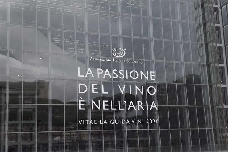 La vetrata de La Nuvola allestita per l'occasione (Guida Vitae 2020 rivoluzionaria Solo una bollicina, ben sei dolci)