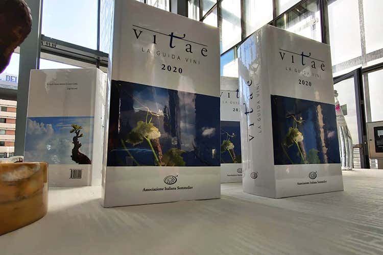 L'edizione 2020 della guida (Guida Vitae 2020 rivoluzionaria Solo una bollicina, ben sei dolci) L'edizione 2020 della guida (Guida Vitae 2020 rivoluzionaria Solo una bollicina, ben sei dolci)