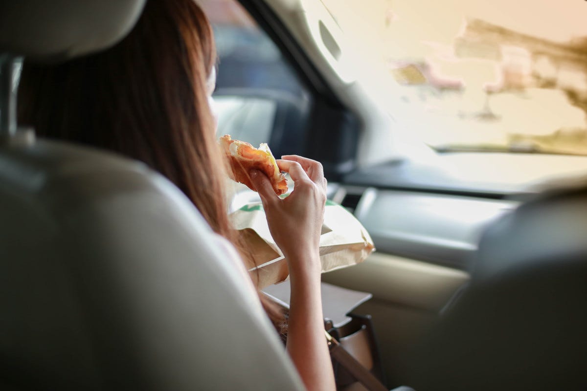 Prima di guidare per un lungo viaggio, mangia formaggio. Ecco perché?