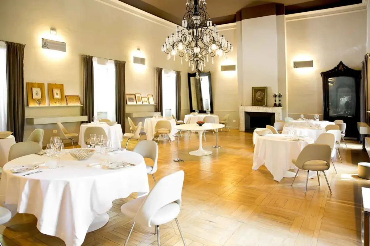 Il salone del Guido da Costigliole&nbsp; Stellati Langhe