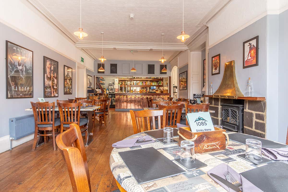 La sala interna del The Gunroom Restaurant