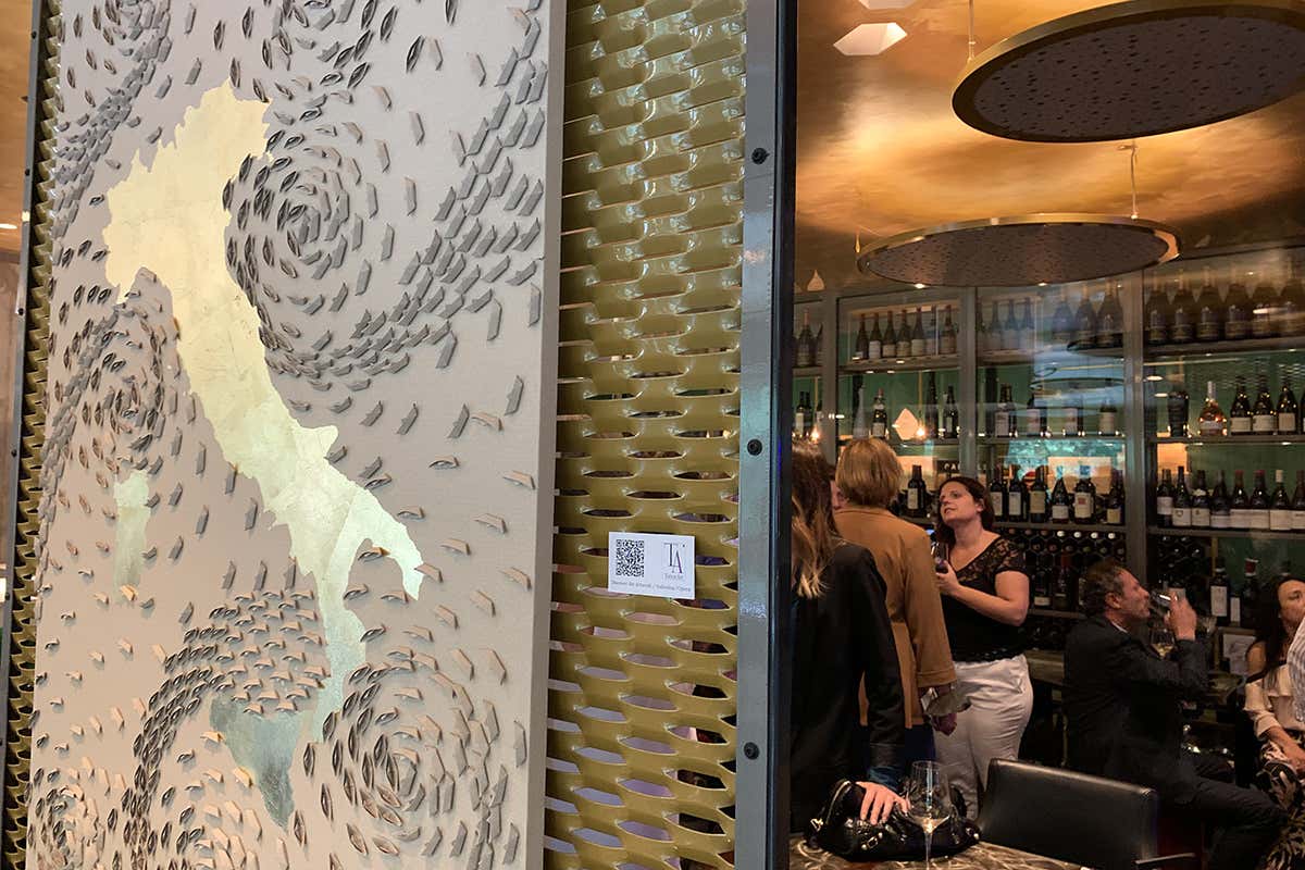 Un'opera di Riccardo Gusmaroli. Di fianco il QR code esplicativo Cucina e arte, le passioni di Alessandro Borghese Un'opera di Riccardo Gusmaroli. Di fianco il QR code esplicativo Cucina e arte, le passioni di Alessandro Borghese