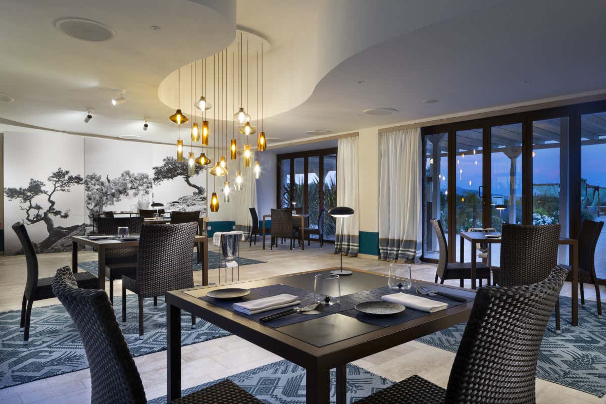 La sala del ristorante Gusto by Sadler Con l'estate riapre Gusto by Sadler in Sardegna. E c'è un nuovo chef...