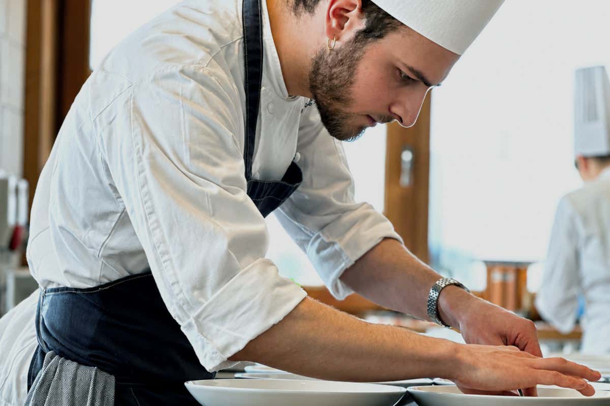 Thomas Locatelli, nuovo resident chef di Gusto by Sadler Con l'estate riapre Gusto by Sadler in Sardegna. E c'è un nuovo chef...