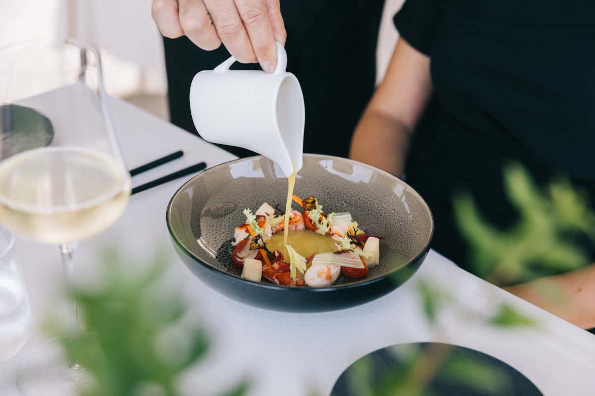 L'offerta del ristorante si divide tra la carta e due menu degustazione Con l'estate riapre Gusto by Sadler in Sardegna. E c'è un nuovo chef...
