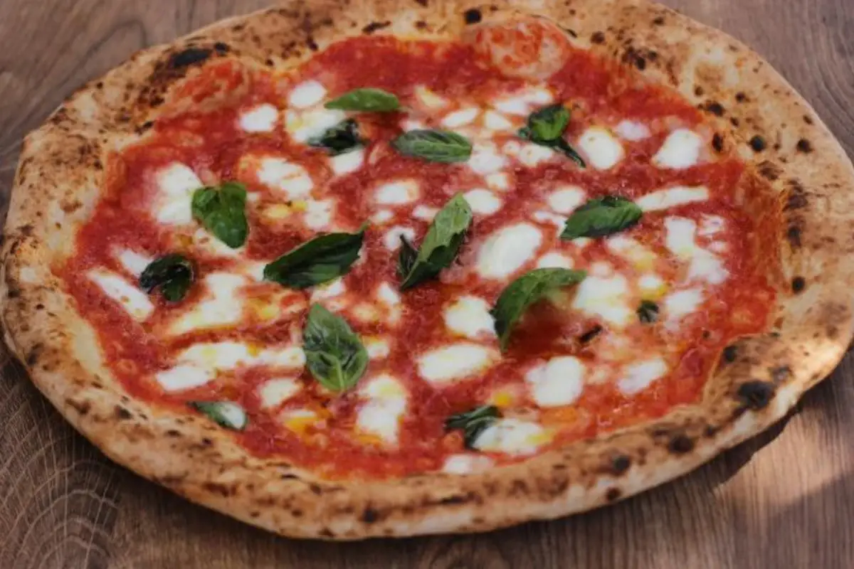 32 cm di diametro Guys, a Caserta la pizza giovane di corso Trieste