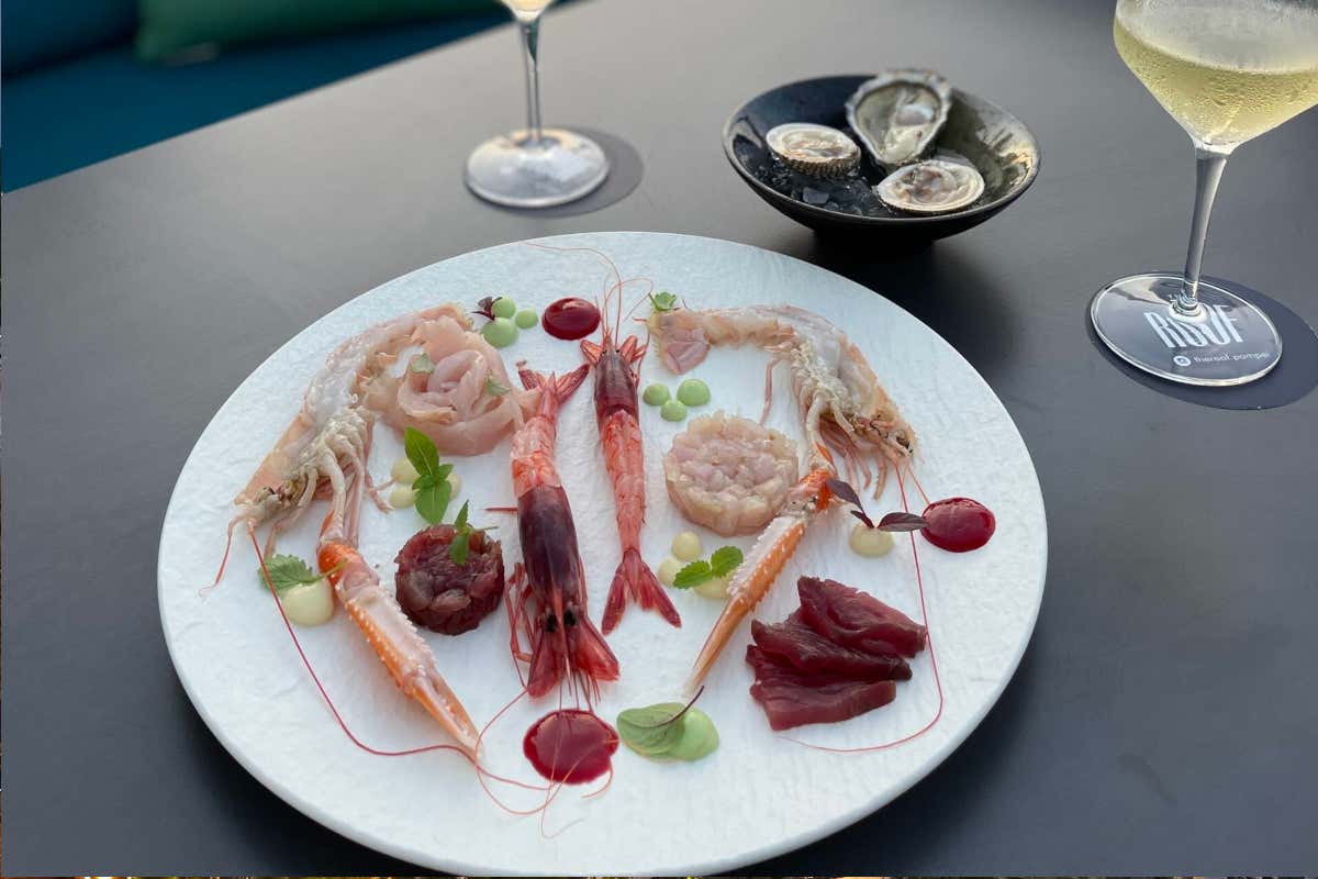 Pompei dall’alto: cucina, cocktail e panorama nel rooftop di Habita79