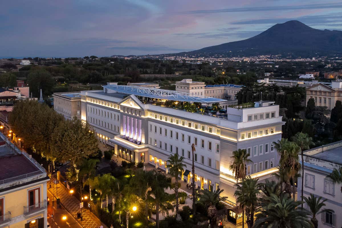 Pompei dall’alto: cucina, cocktail e panorama nel rooftop di Habita79