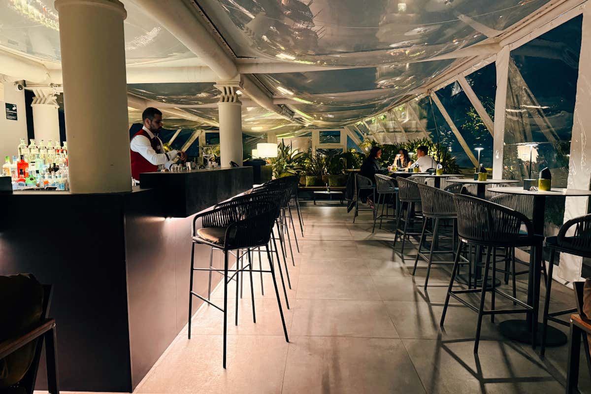 Pompei dall’alto: cucina, cocktail e panorama nel rooftop di Habita79