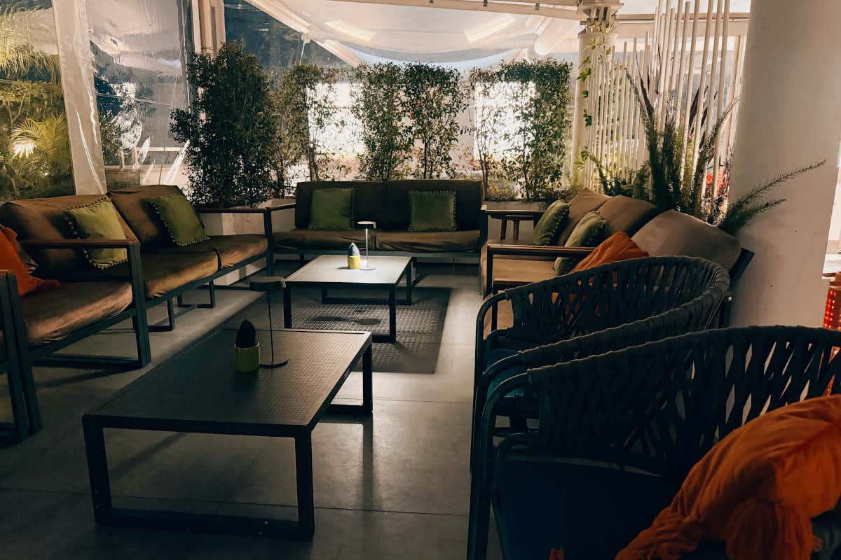 Pompei dall’alto: cucina, cocktail e panorama nel rooftop di Habita79