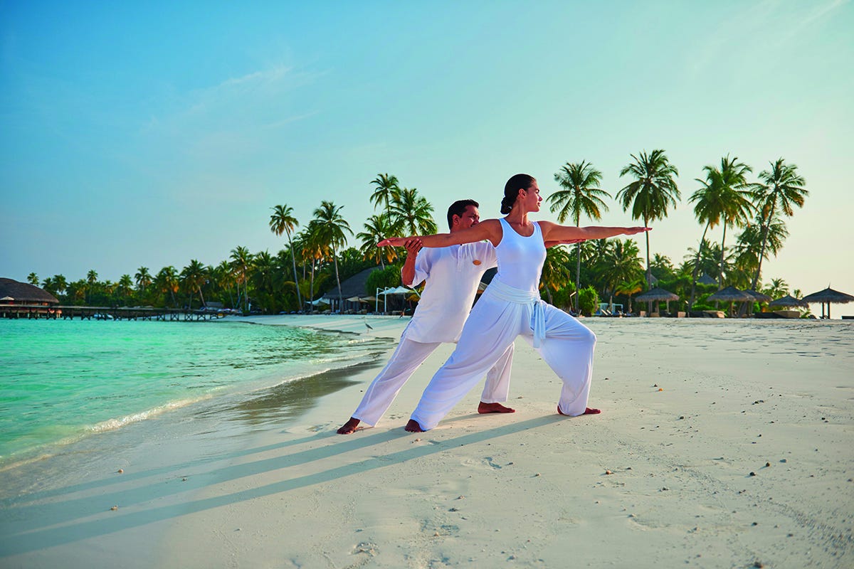 Tra le numerose attività dedicate al benessere figurano anche lo yoga all'alba e al tramonto Le Maldive a tutto benessere: scopriamo il lato healthy del Constance Halaveli
