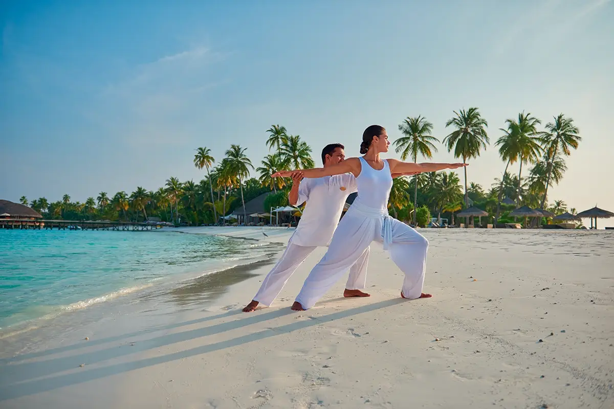 Tra le numerose attività dedicate al benessere figurano anche lo yoga all'alba e al tramonto Le Maldive a tutto benessere: scopriamo il lato healthy del Constance Halaveli