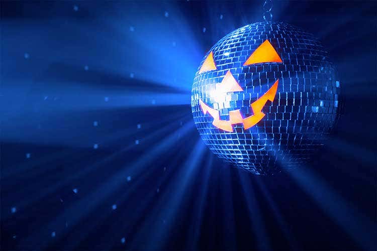 Dopo 20 mesi da incubo, ad Halloween le discoteche rinascono. Ma le difficoltà non mancano