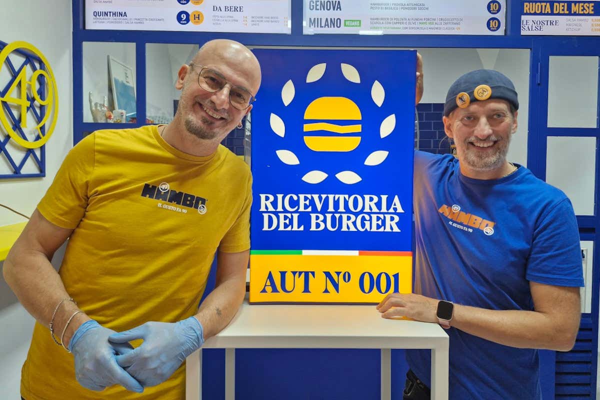 A Napoli c’è un’hamburgeria dove “si gioca” al lotto (ma con i panini) A Napoli c’è un’hamburgeria dove “si gioca” al lotto (ma con i panini)