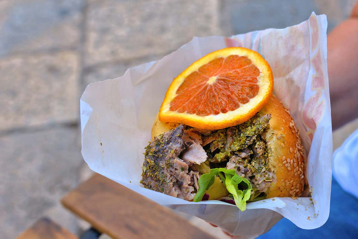 Hamburger di tonno alla griglia con spezie, pistacchio, lattuga e fetta d'arancia. Deliziosa specialit&agrave; dell'isola di Favignana A Favignana festa per il tonno rosso, tra sostenibilit&agrave; e turismo lento