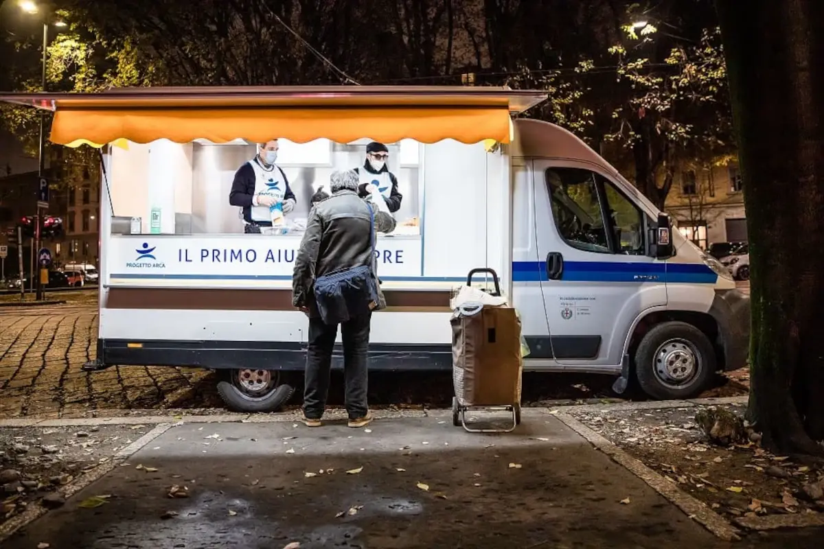 La Cucina Mobile permette di organizzare il servizio quotidiano di distribuzione in strada di pasti cucinati e completi alle persone senza dimora 