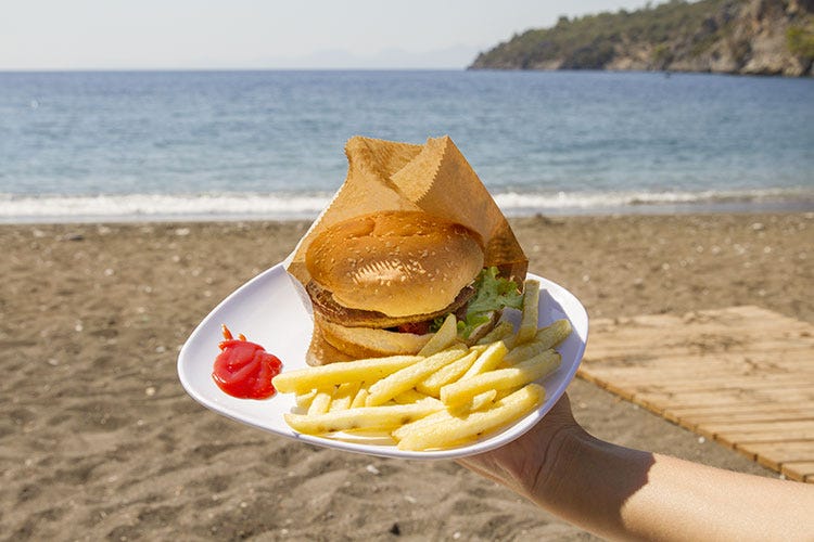 Agli italiani sotto l'ombrellone piace l'hamburger - Food delivery anche in spiaggia Hamburger e sushi i preferiti