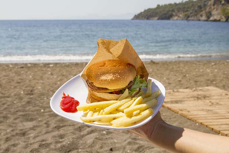 Agli italiani sotto l'ombrellone piace l'hamburger - Food delivery anche in spiaggia Hamburger e sushi i preferiti Agli italiani sotto l'ombrellone piace l'hamburger - Food delivery anche in spiaggia Hamburger e sushi i preferiti