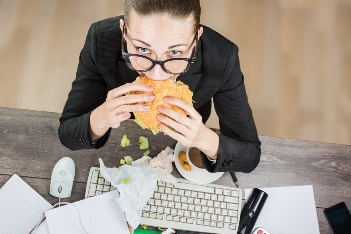 Attenzione al cibo fast food in pausa pranzo Concentrato sul lavoro? No al fast food in pausa pranzo