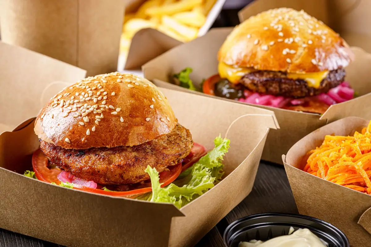 L'Hamburger, icona del fast food, &egrave; il panino pi&ugrave; consumato al mondo
