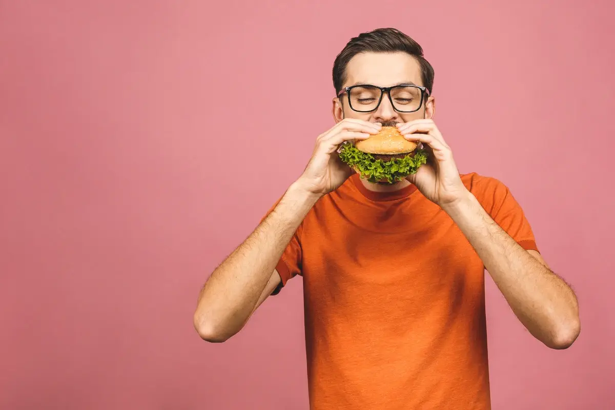 L'Hamburger, icona del fast food, &egrave; il panino pi&ugrave; consumato al mondo