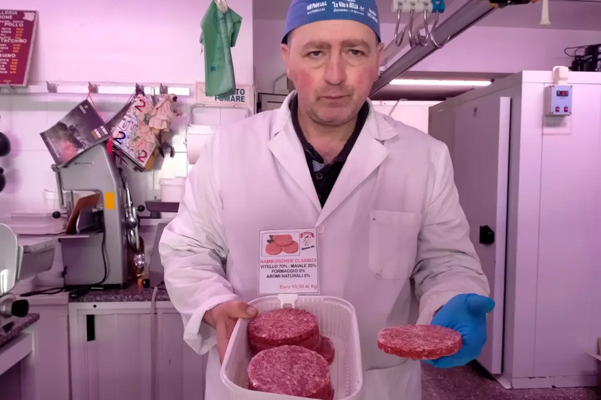L'Hamburger, icona del fast food, &egrave; il panino pi&ugrave; consumato al mondo
