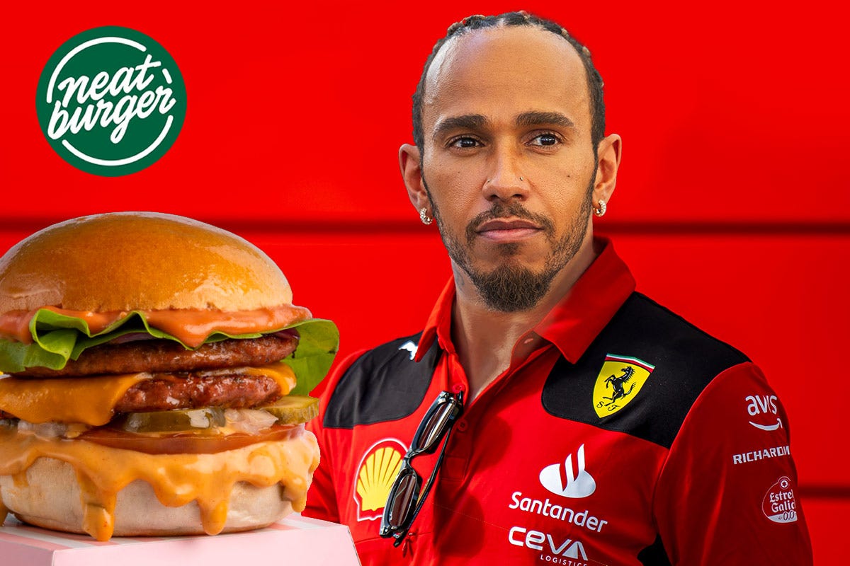 Hamilton in Ferrari con il suo Neat Burger a Milano: Lewis conquista l'Italia?