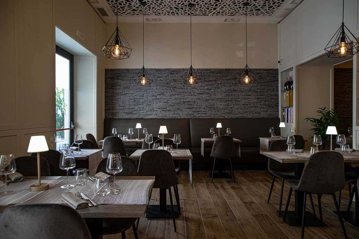 La sala principale dell'Harbour Bistr&ograve; di Mare Il porto sicuro per gli amanti del buon pesce romani &egrave; Harbour Bistr&ograve; di Mare