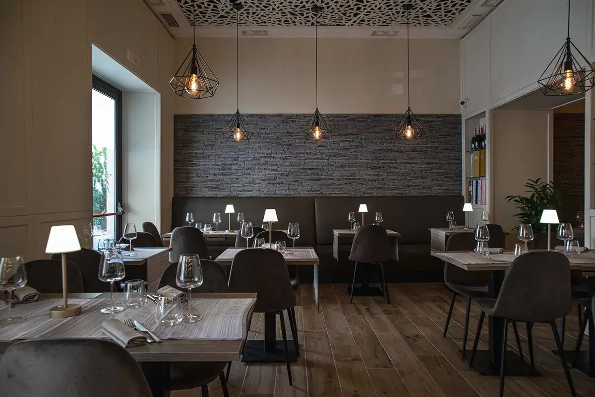 La sala principale dell'Harbour Bistr&ograve; di Mare Il porto sicuro per gli amanti del buon pesce romani &egrave; Harbour Bistr&ograve; di Mare