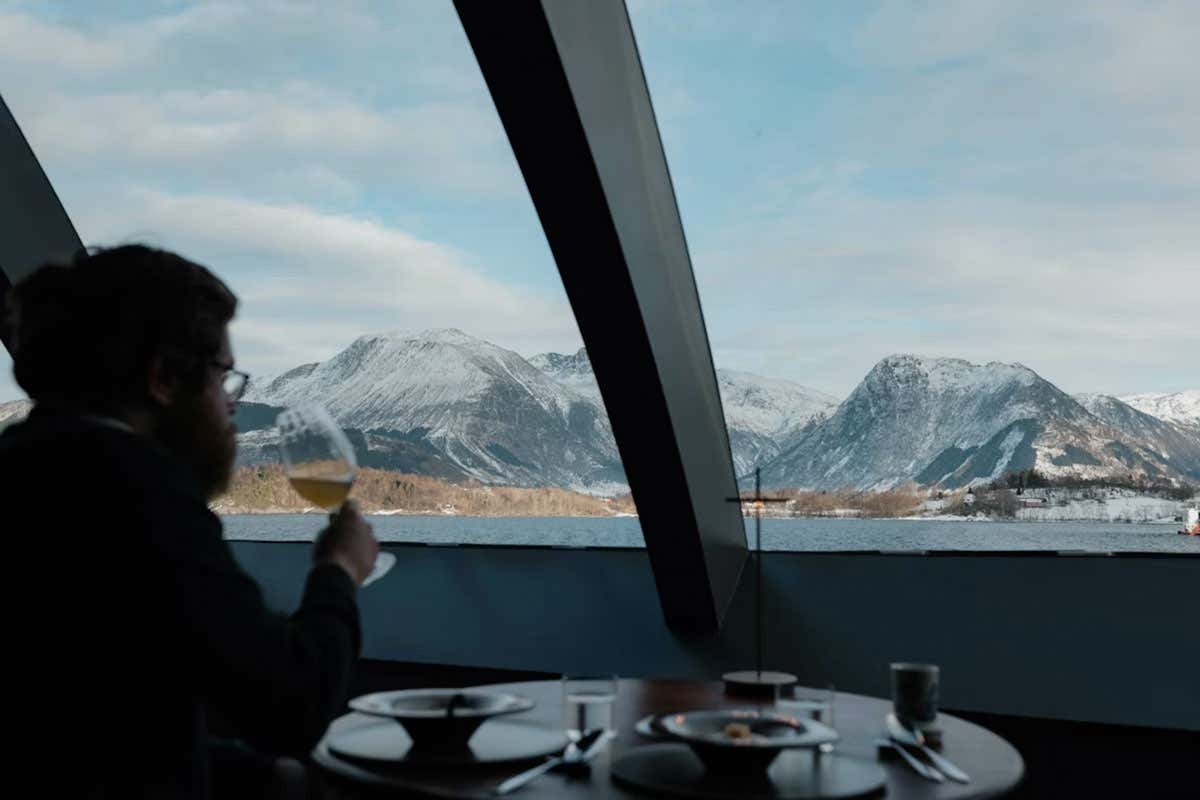 Il ristorante galleggiante nel fiordo di Hardanger che sembra un occhio di salmone