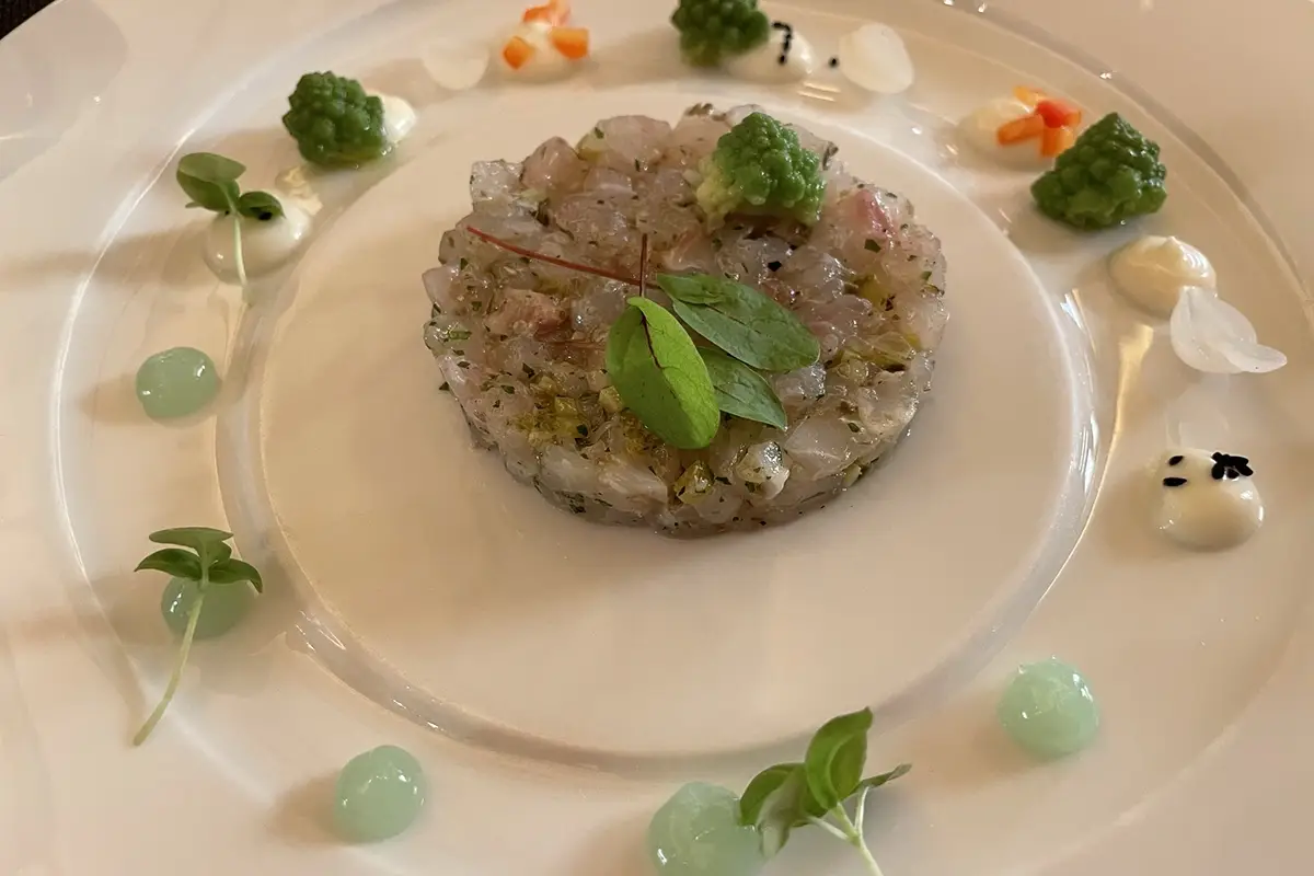 Crudo di spigola, asparagi e lime Cena fra le stelle e colazione da re: succede da Imàgo e Hassler Bistrot