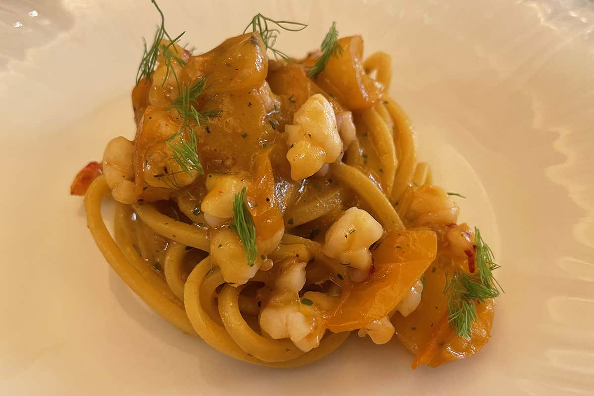 Tonnarelli, gamberi rossi e datterino giallo  Cena fra le stelle e colazione da re: succede da Imàgo e Hassler Bistrot