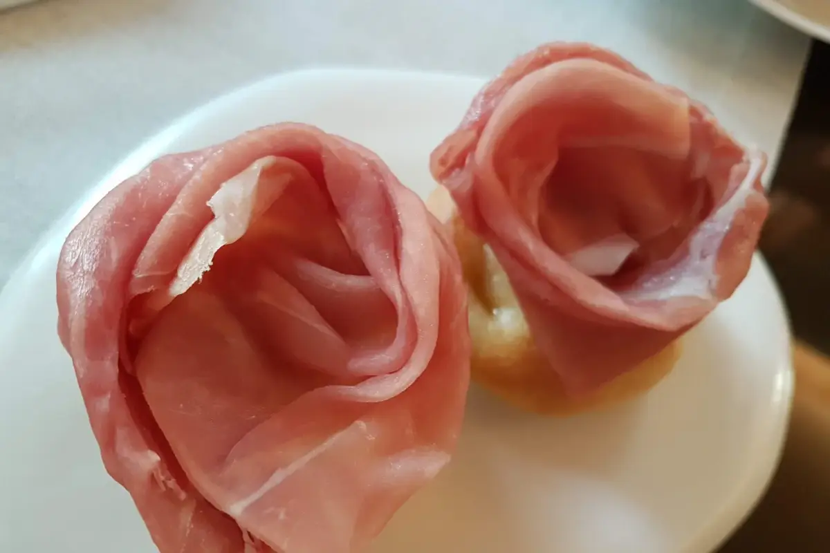 Focaccetta all’olio tiepida con una fetta di prosciutto crudo di San Daniele Bistrot Cannavacciuolo, a Torino la gustosa mano di Emin Hazir si conferma all'altezza