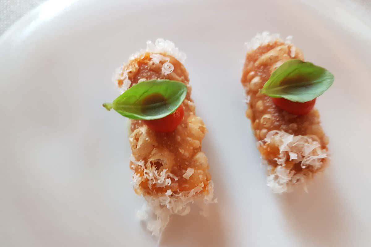 Micro cannolo con ragout Bistrot Cannavacciuolo, a Torino la gustosa mano di Emin Hazir si conferma all'altezza